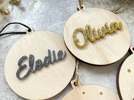 Houten kerstbal met naam glitter