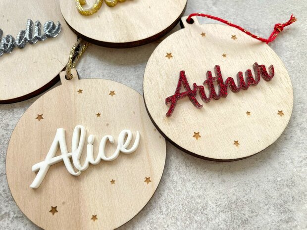 Houten kerstbal met naam glitter