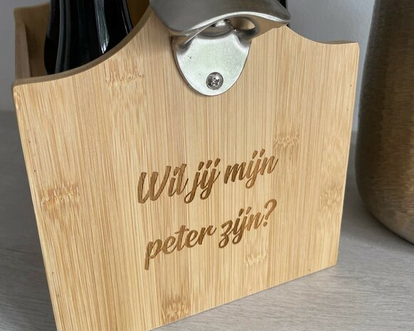 Houten bierkratje gegraveerd